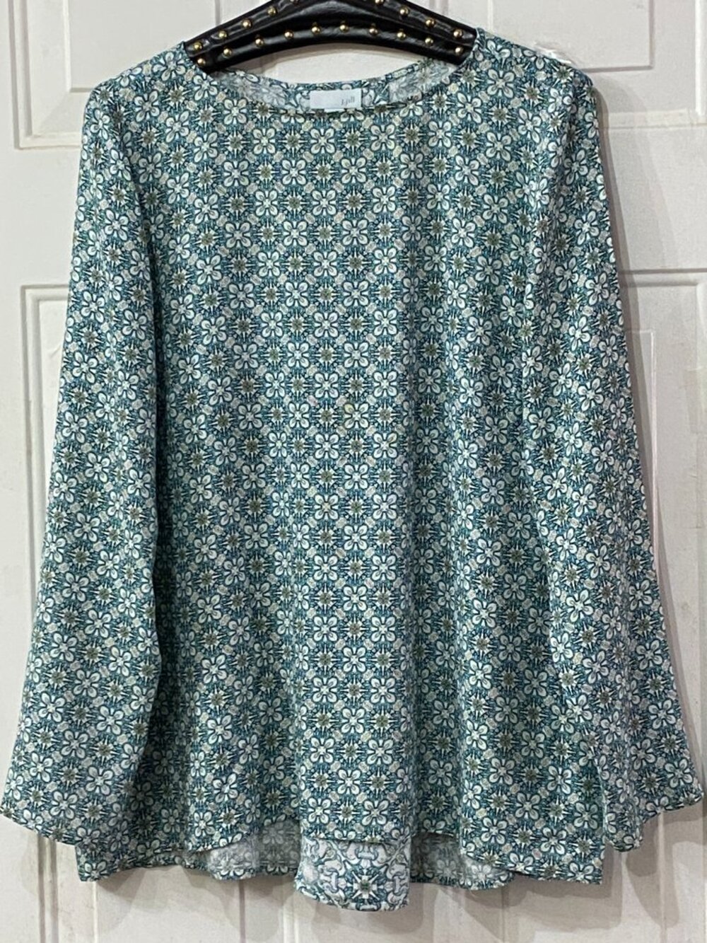 J. Jill Sz M Blouse Tunic Long Sleeve Round Neck Green/White Floral Ornament